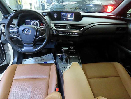Lexus UX — photo 10
