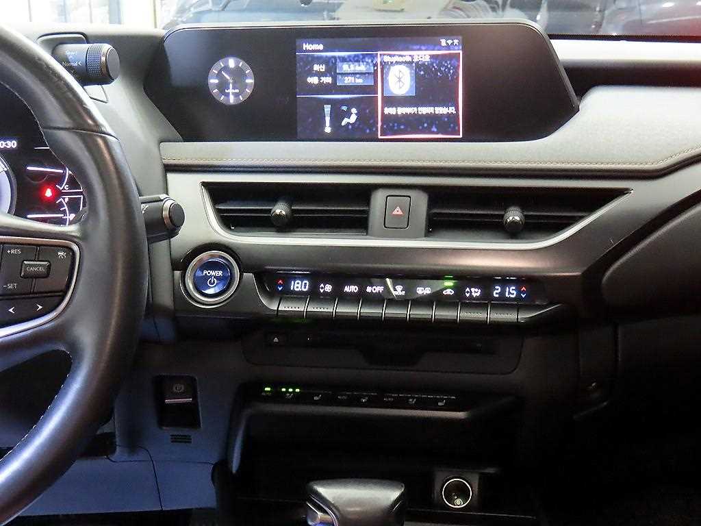 Lexus UX — photo 11