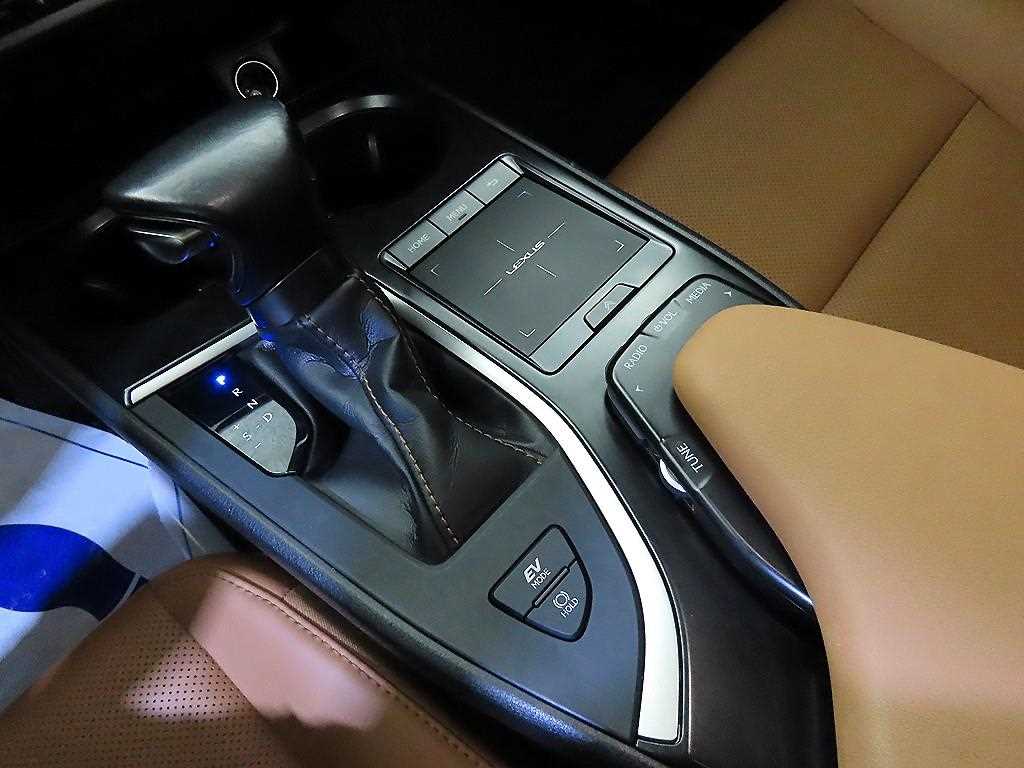 Lexus UX — photo 12