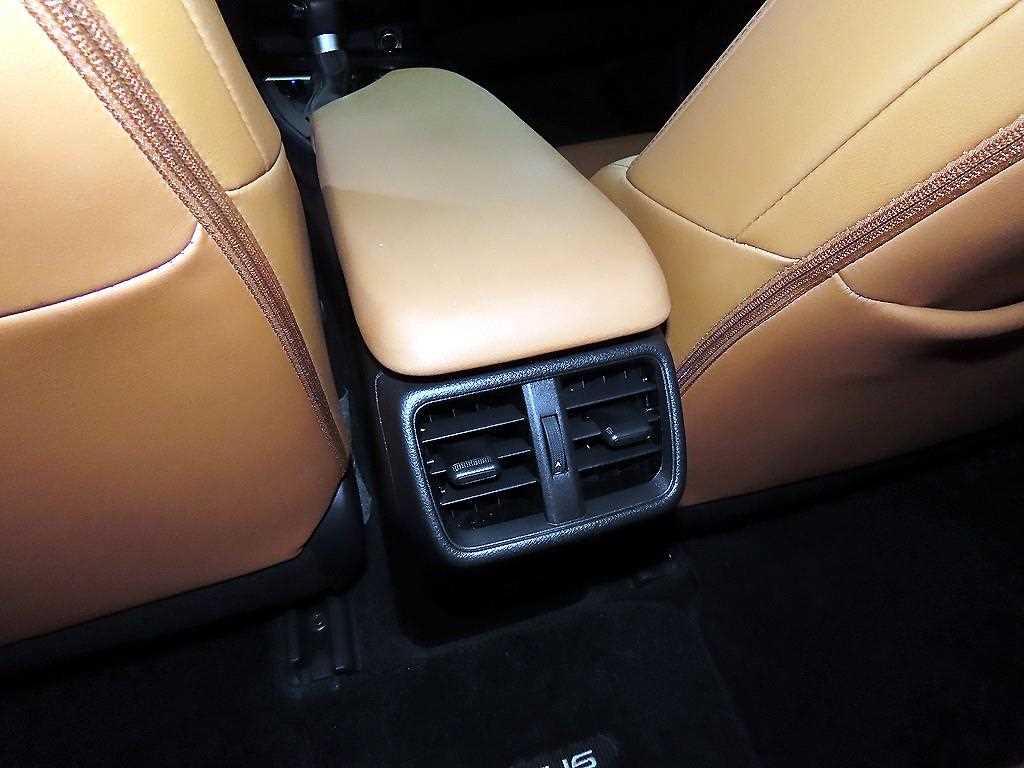 Lexus UX — photo 15