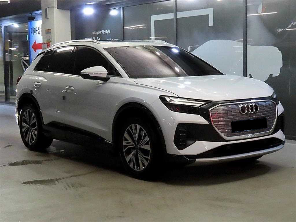 Audi Q4 e-tron — photo 01