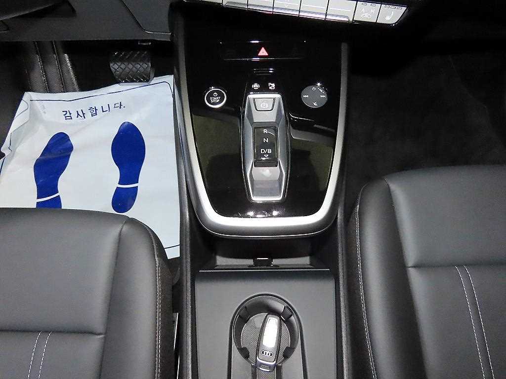 Audi Q4 e-tron — photo 12
