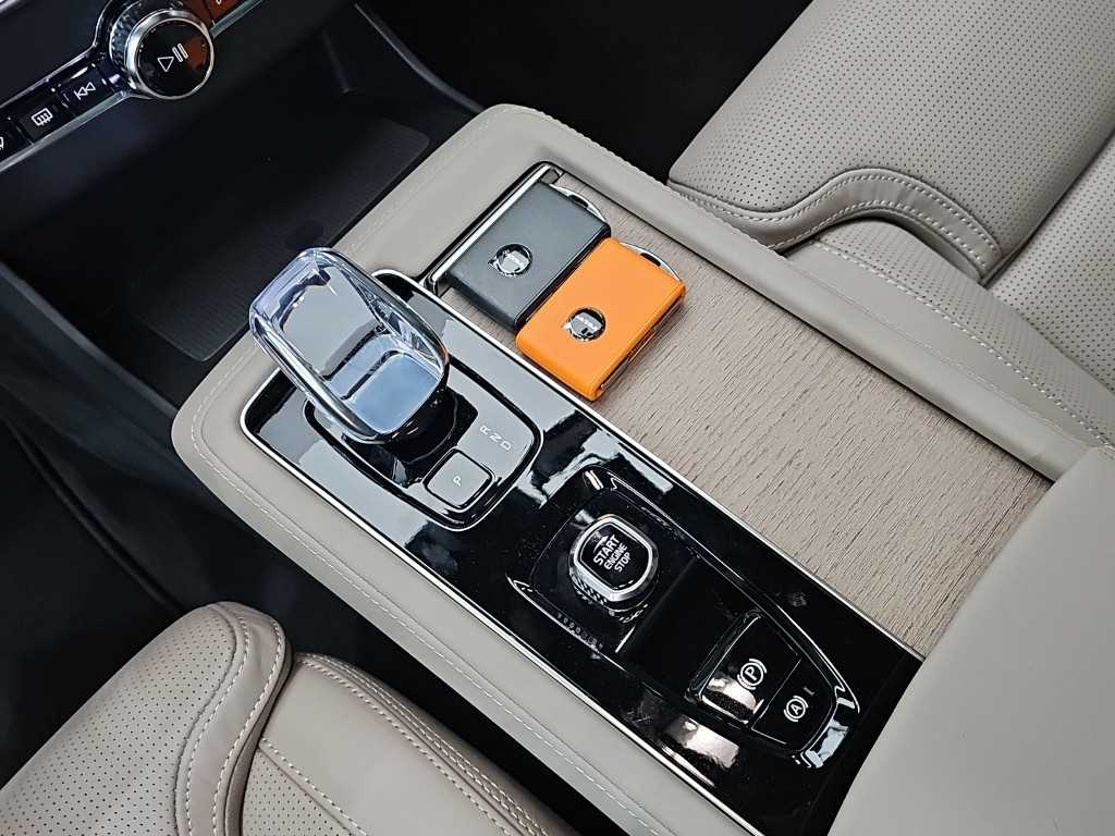 Volvo XC90 — photo 08