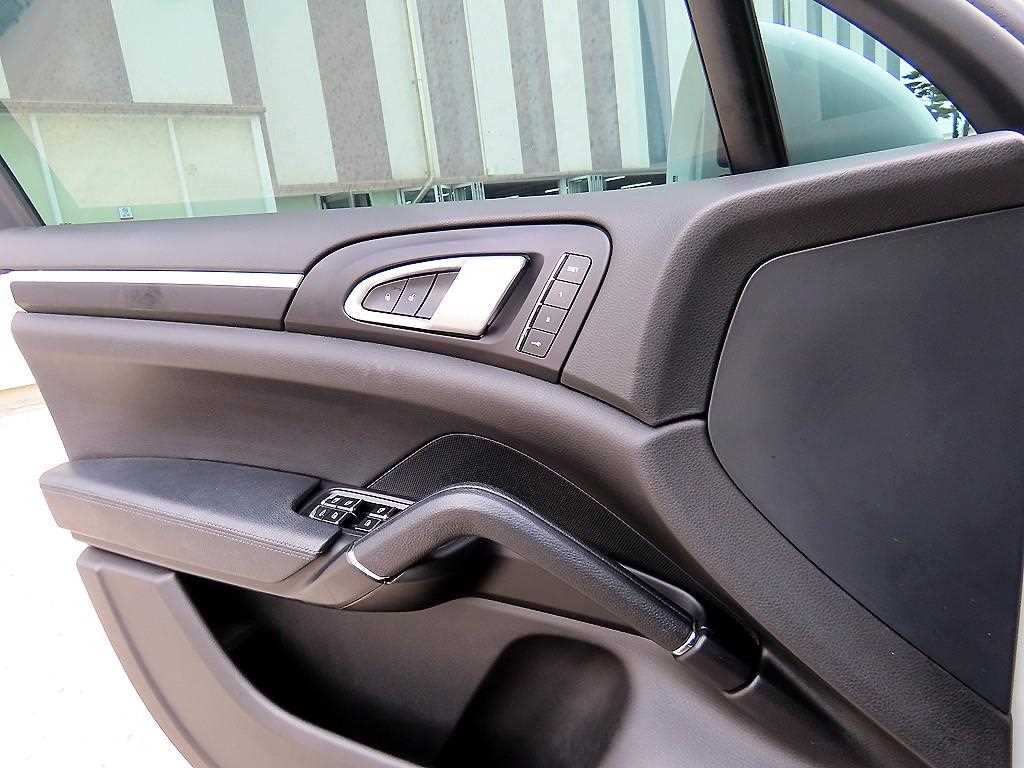 Porsche Cayenne — photo 11