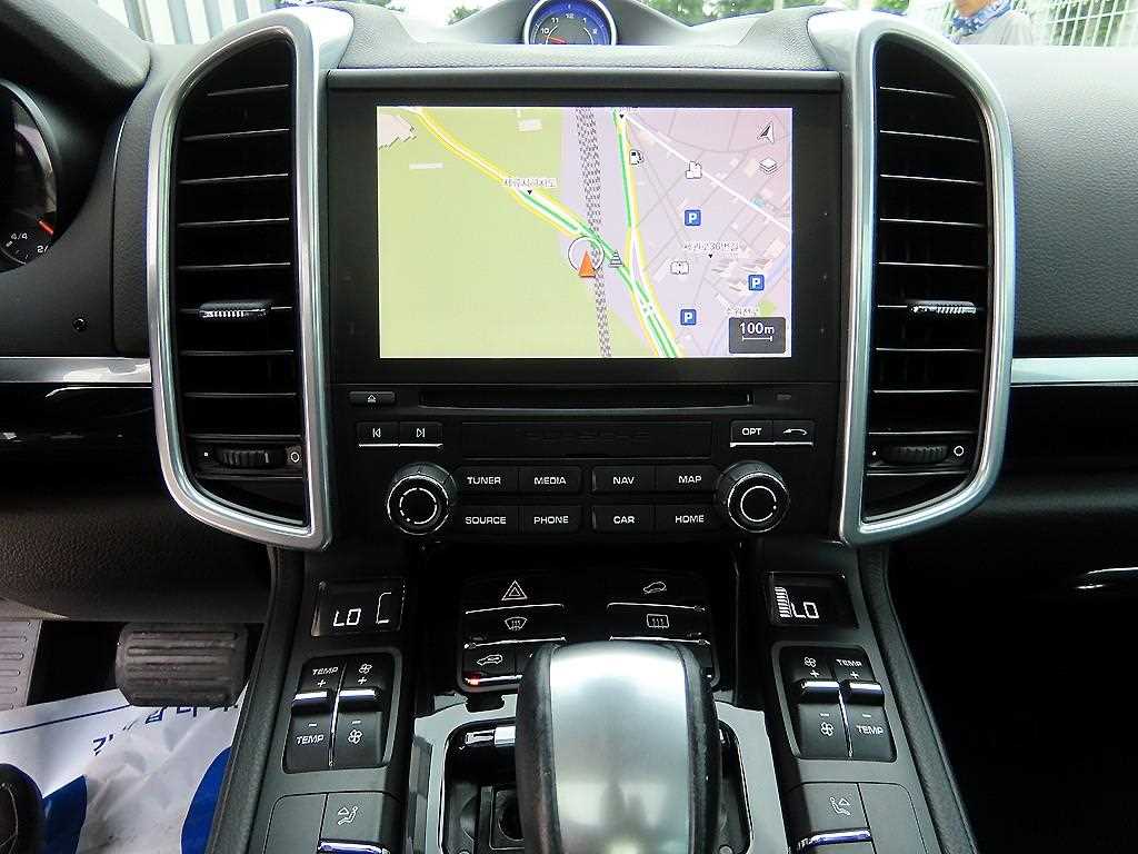 Porsche Cayenne — photo 12