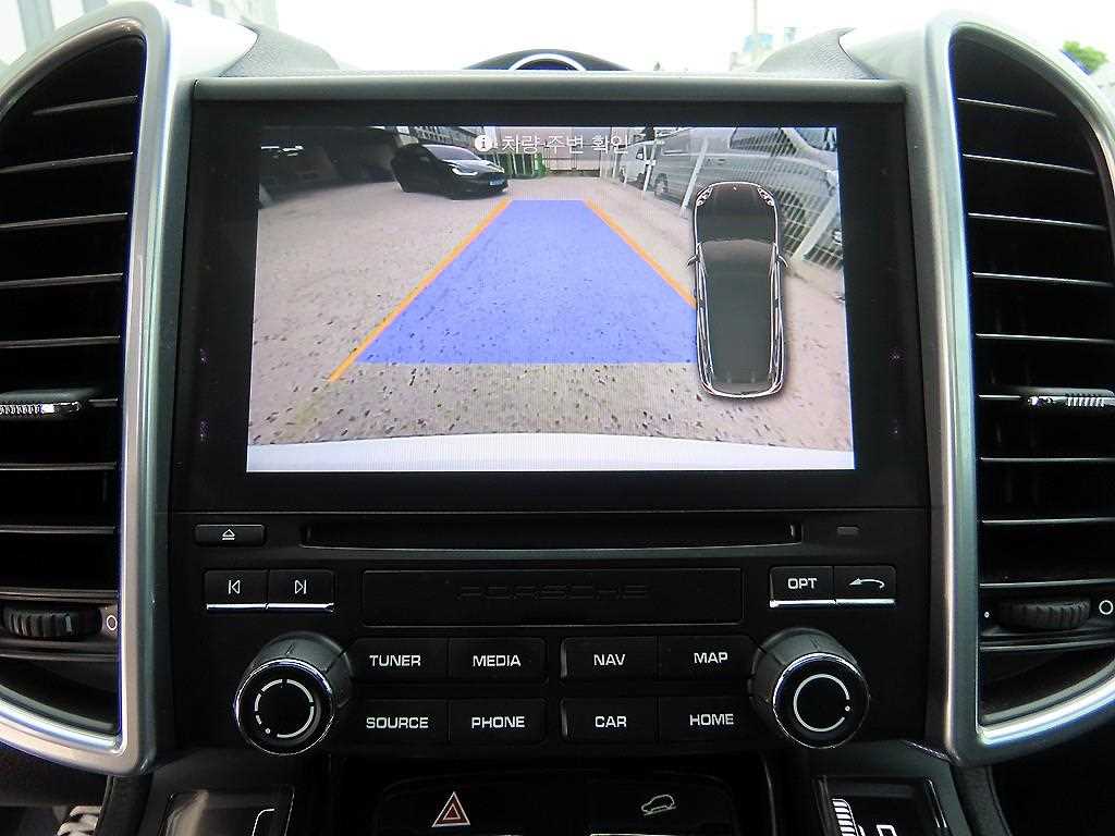 Porsche Cayenne — photo 13