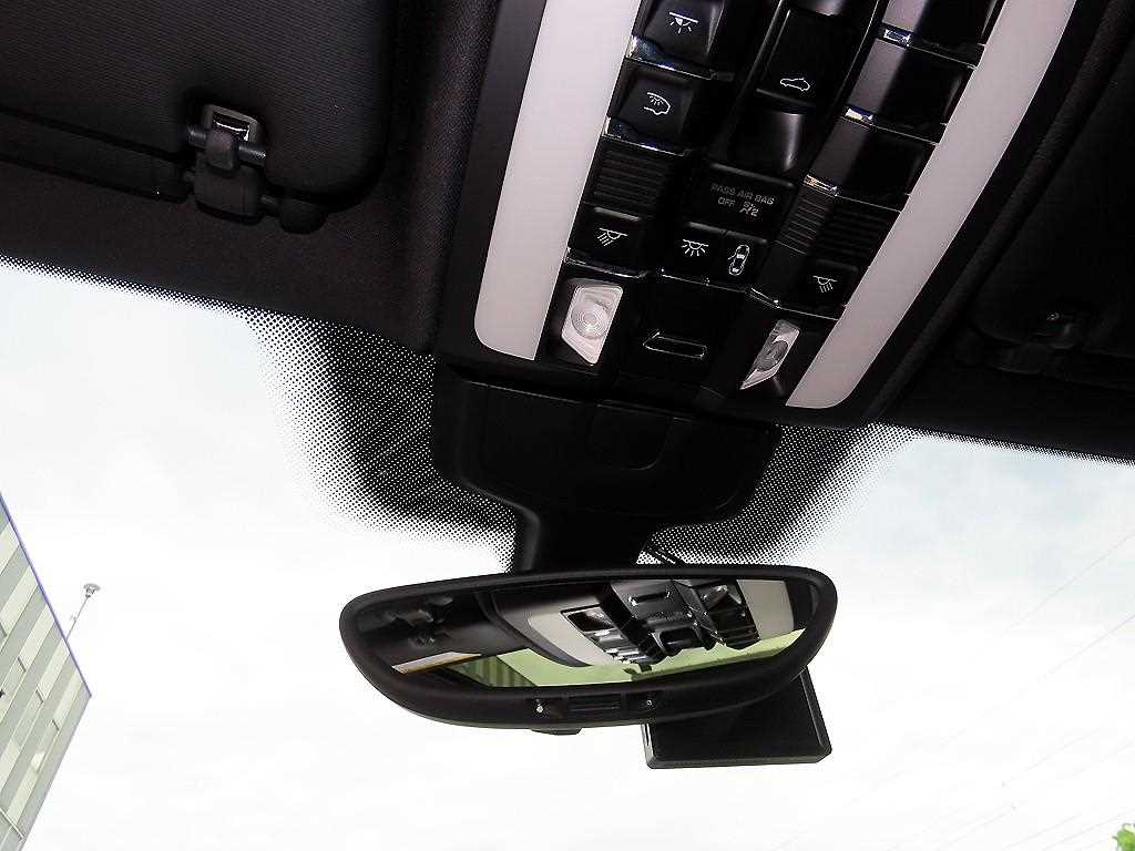 Porsche Cayenne — photo 14