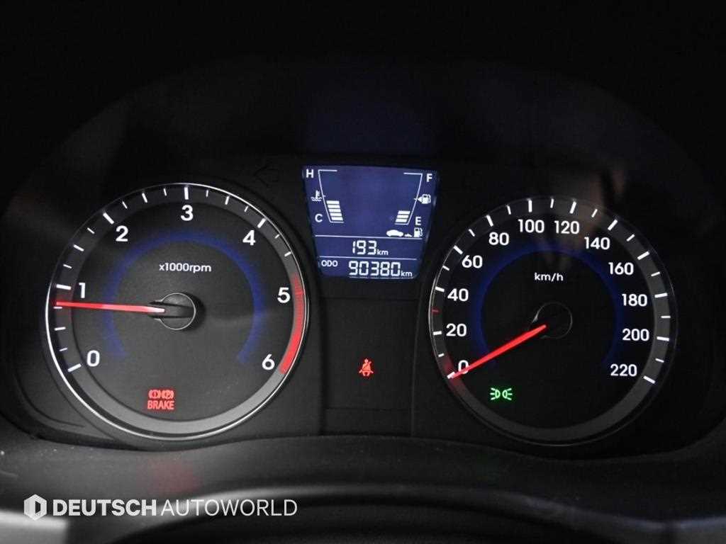 Hyundai Accent — photo 08