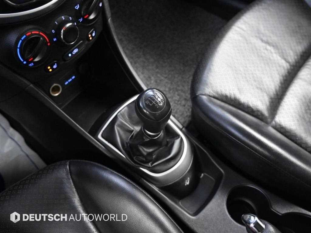 Hyundai Accent — photo 09