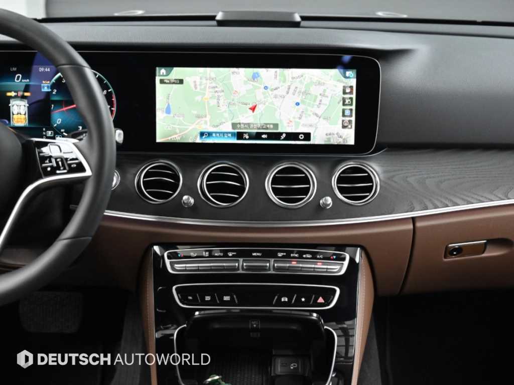 Mercedes-Benz E-Class — photo 14