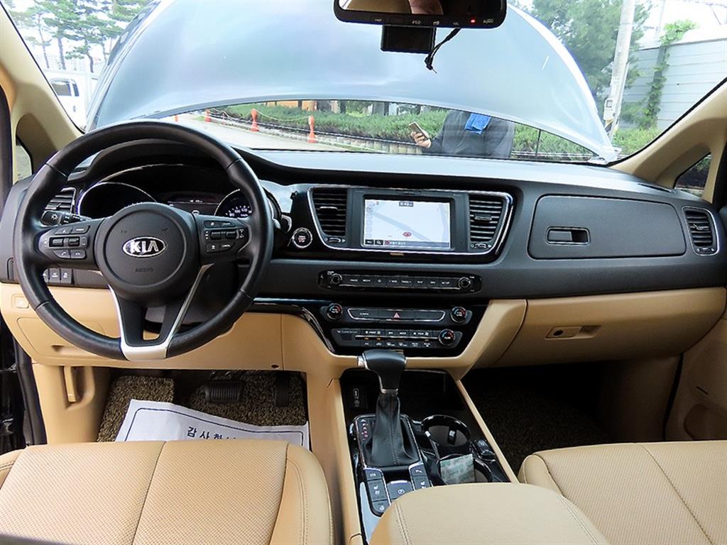 Kia Carnival — photo 08