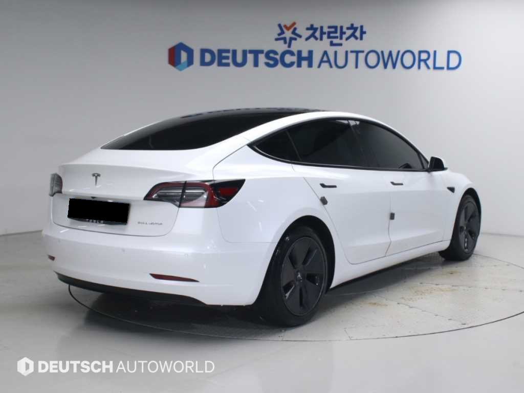Tesla Model 3 — photo 02