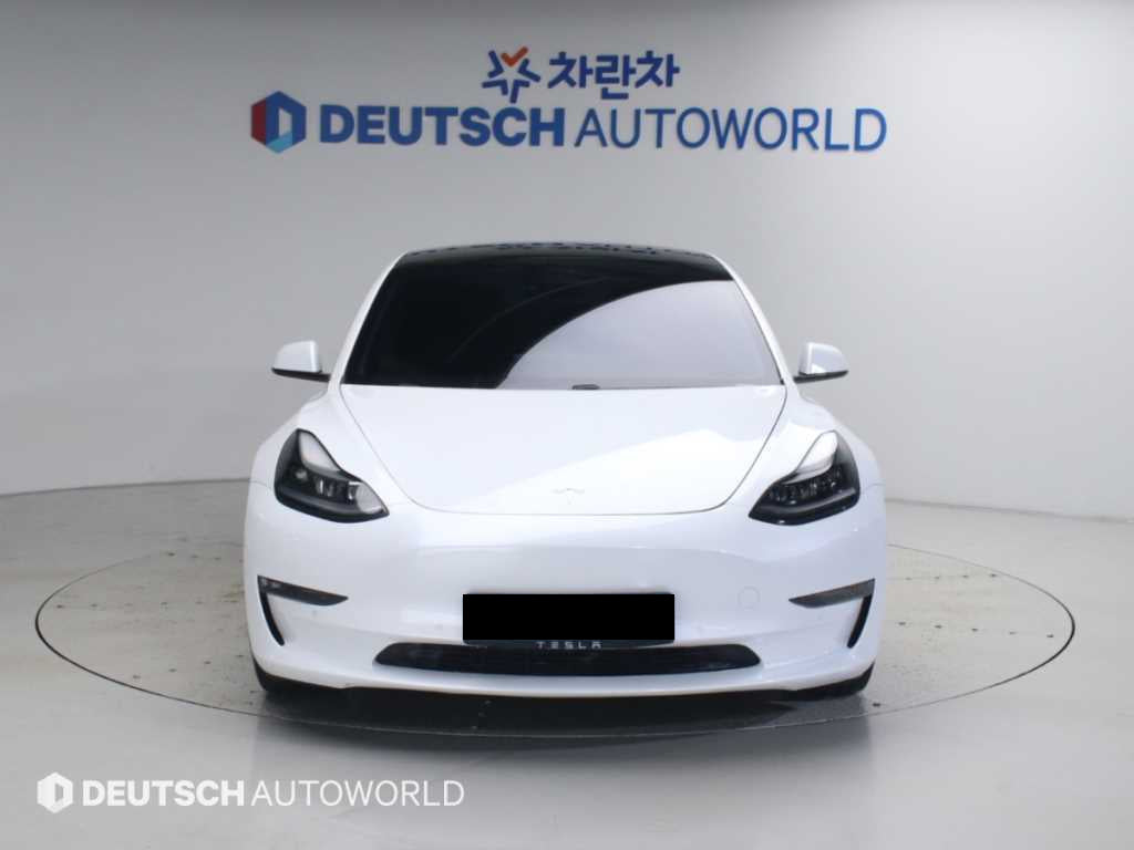 Tesla Model 3 — photo 03
