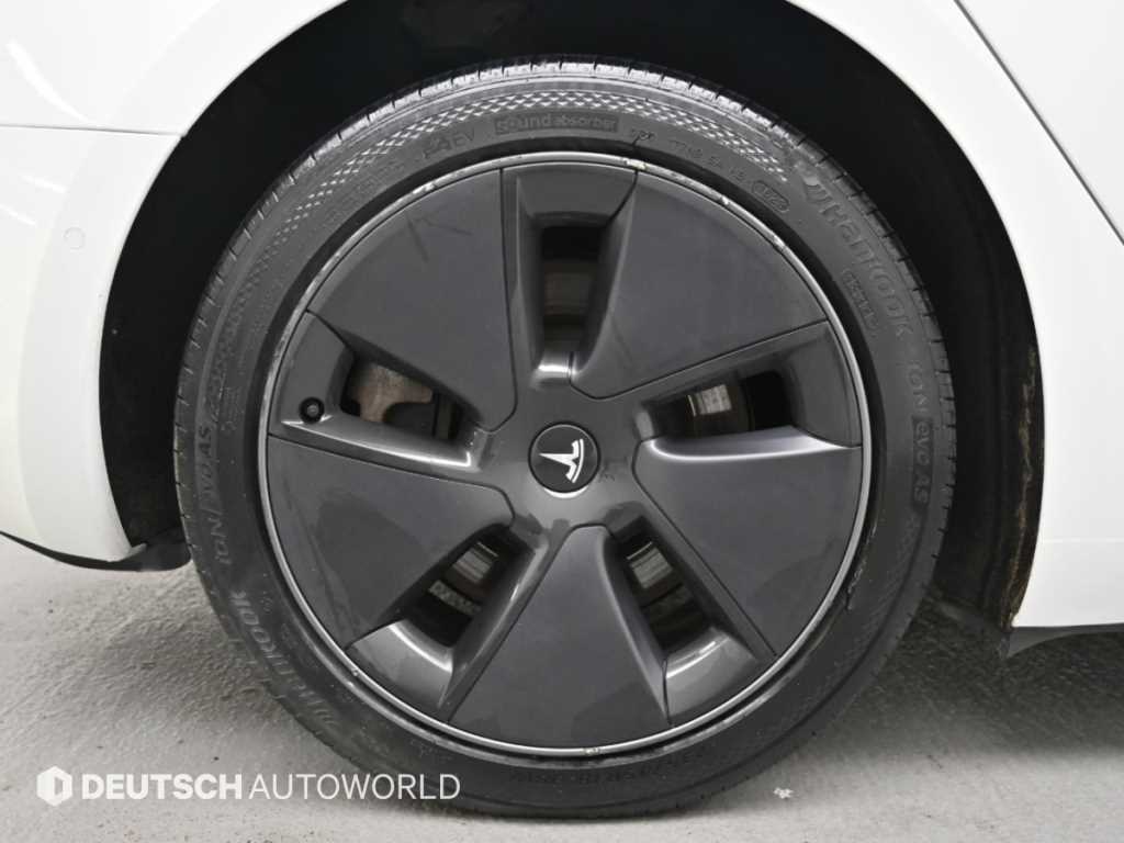 Tesla Model 3 — photo 05