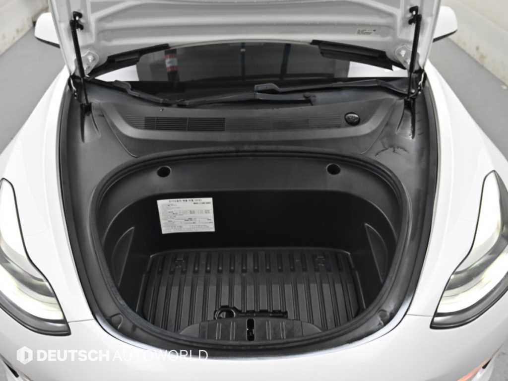 Tesla Model 3 — photo 06