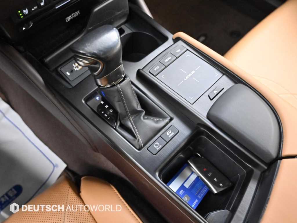Lexus ES — photo 09