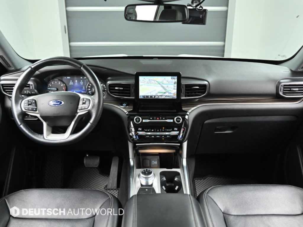 Ford Explorer — photo 07
