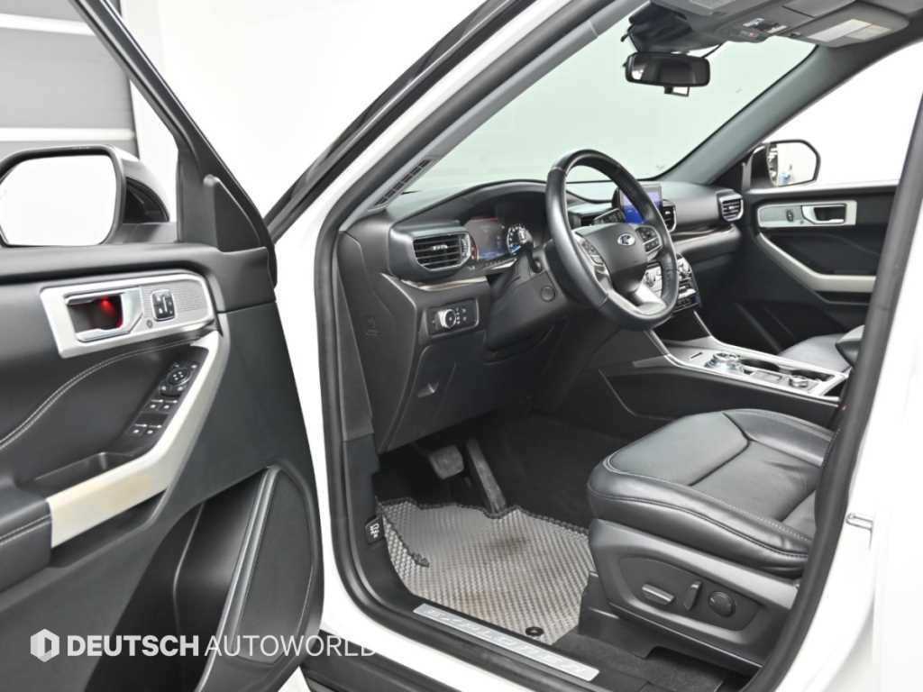 Ford Explorer — photo 11