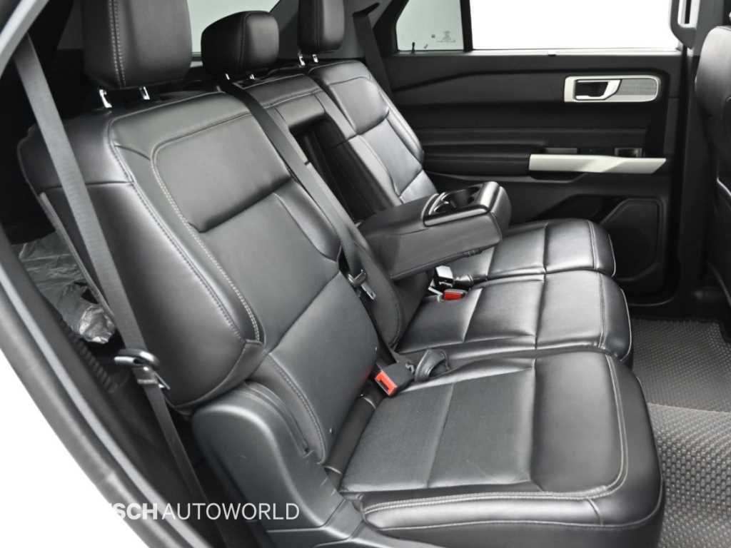 Ford Explorer — photo 12