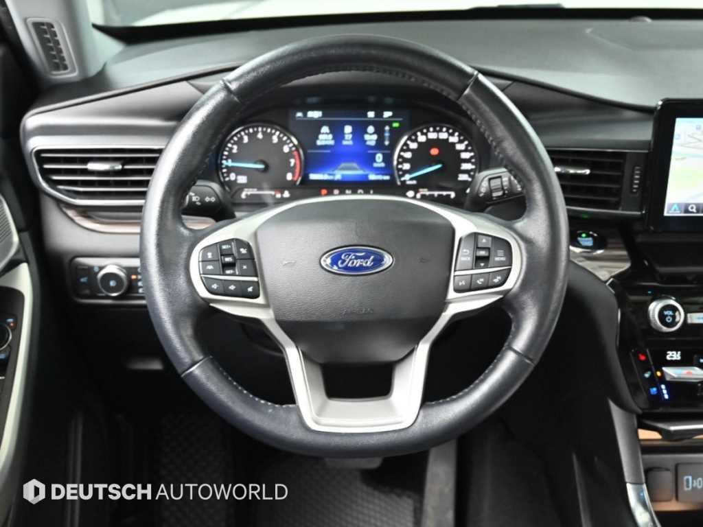 Ford Explorer — photo 13