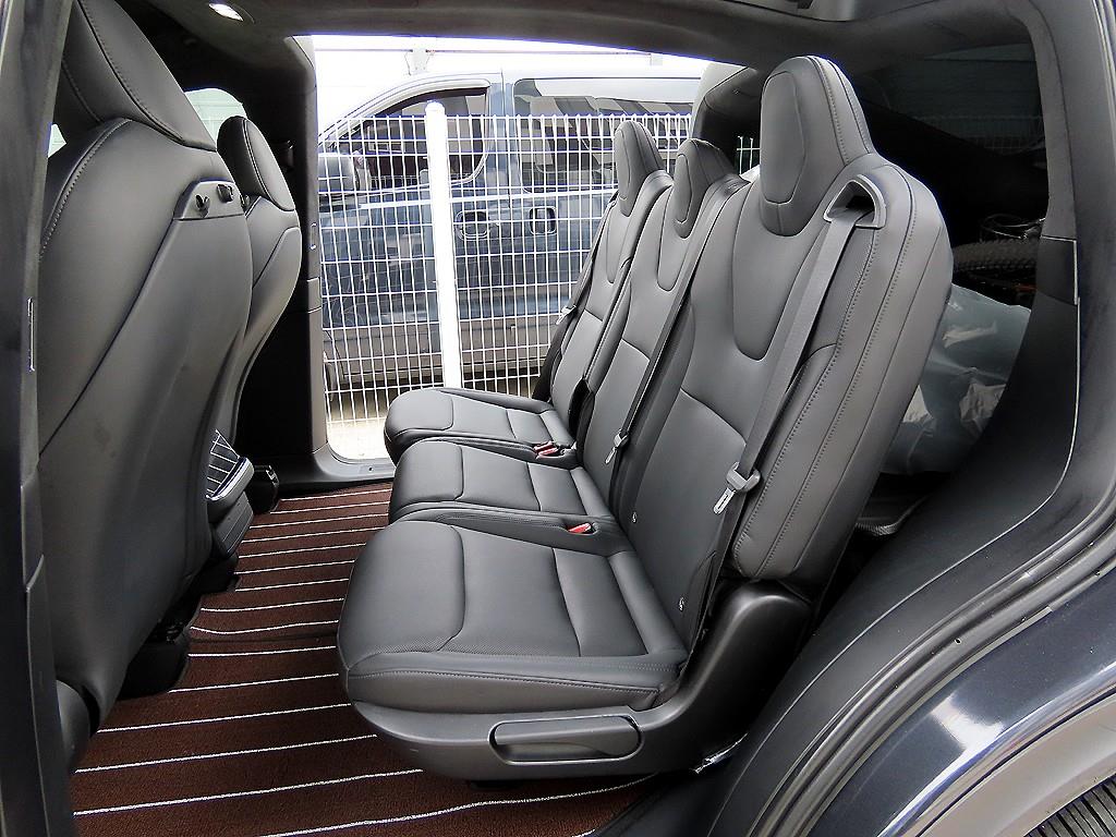 Tesla Model X — photo 10