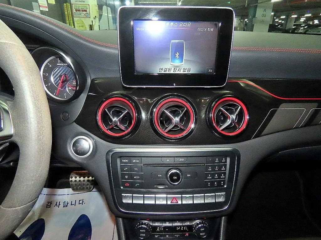 Mercedes-Benz GLA-Class — photo 11
