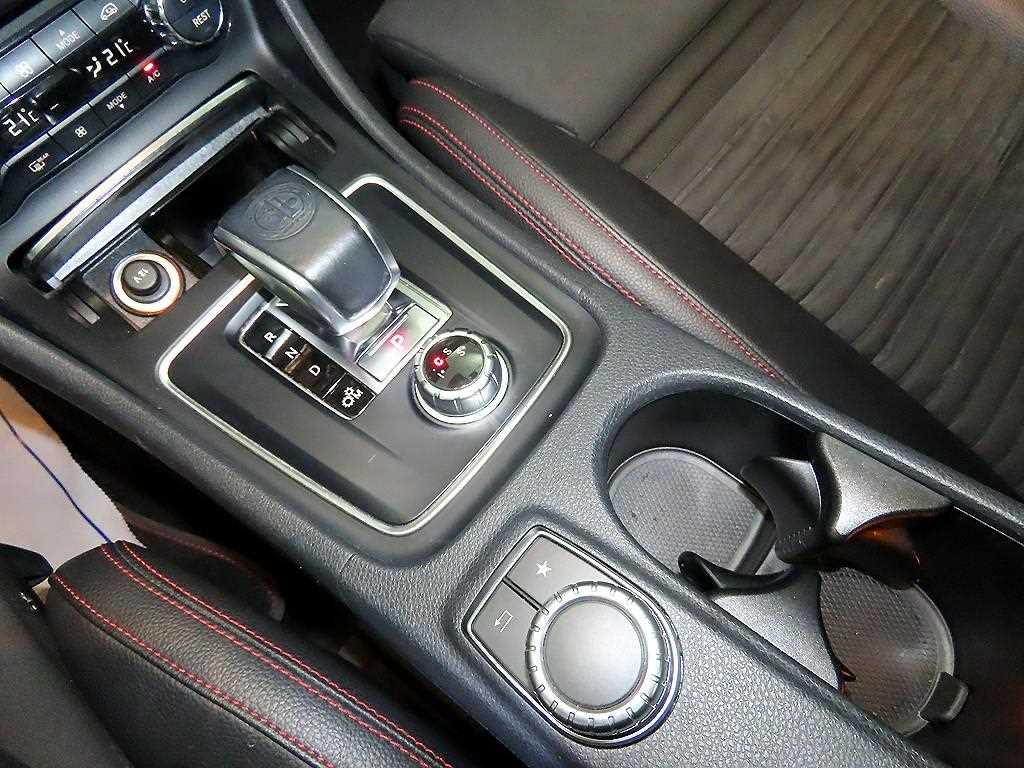 Mercedes-Benz GLA-Class — photo 12