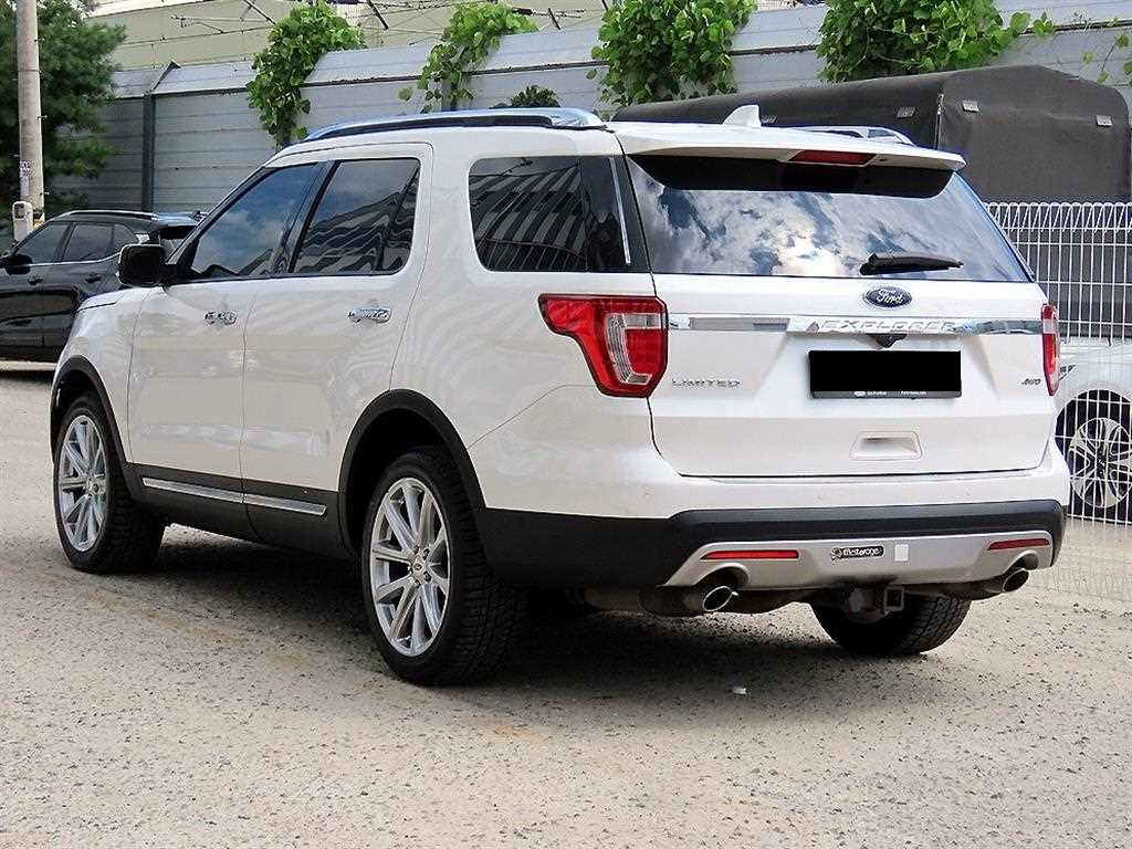 Ford Explorer — photo 03