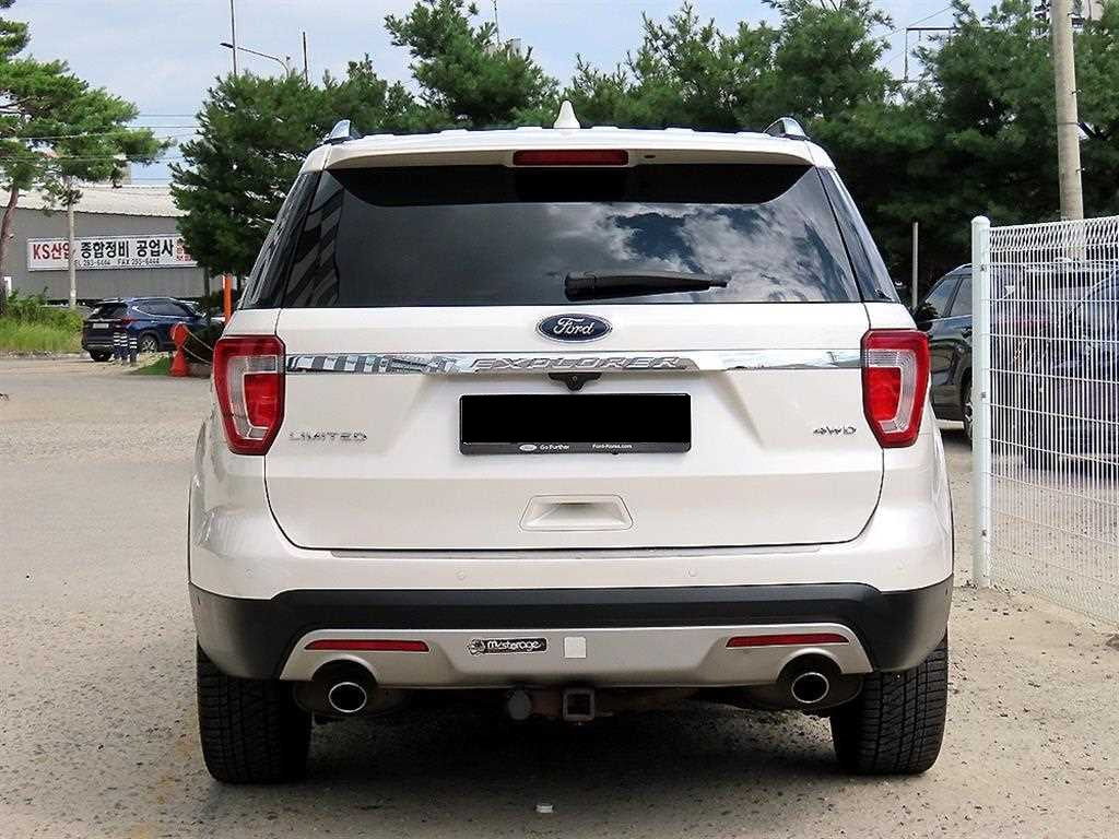 Ford Explorer — photo 04