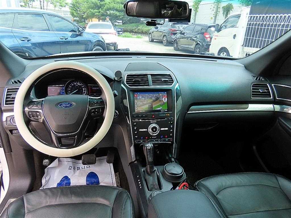 Ford Explorer — photo 07