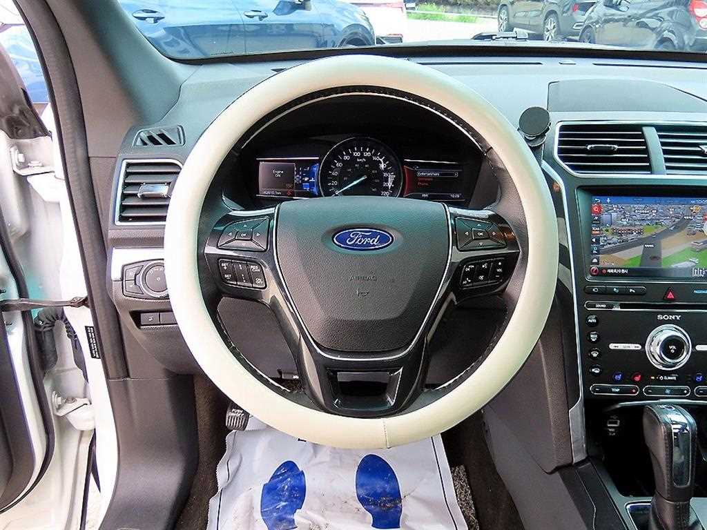 Ford Explorer — photo 08