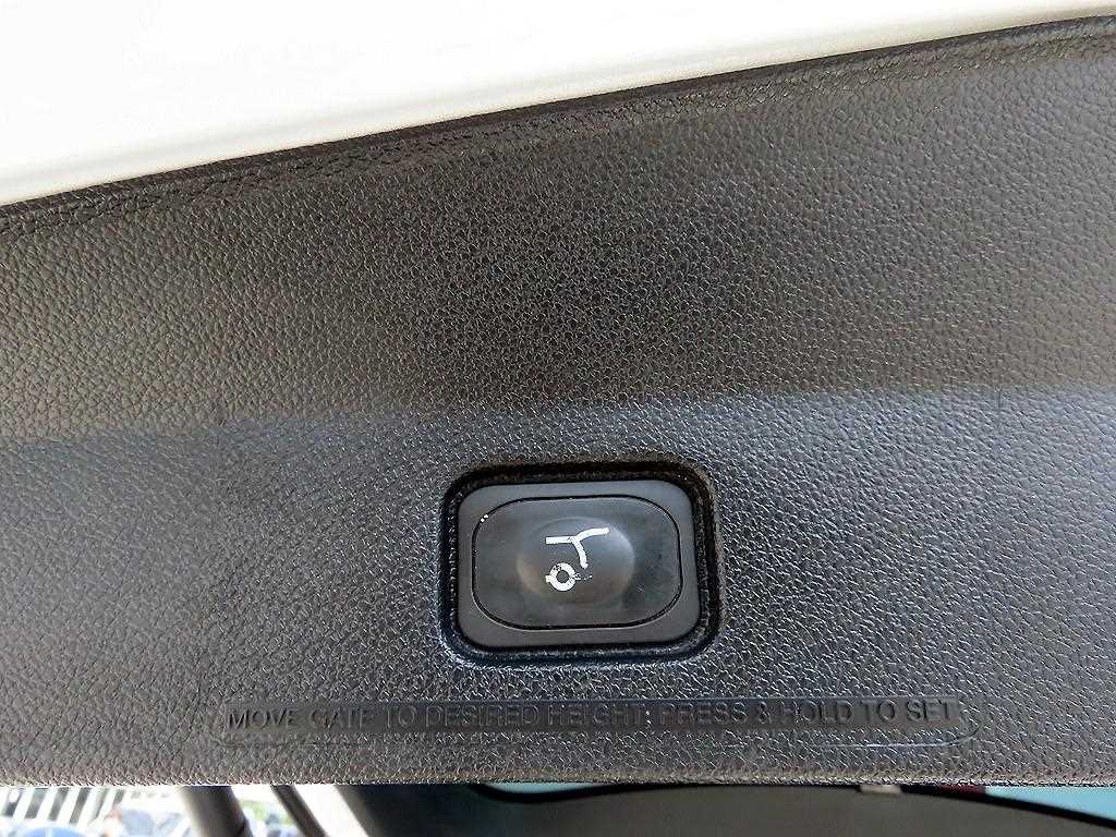 Ford Explorer — photo 17