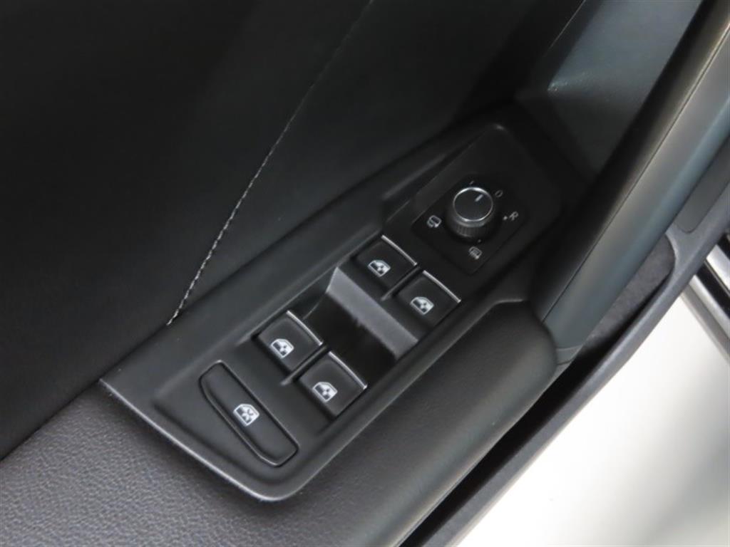 Volkswagen Tiguan — photo 12
