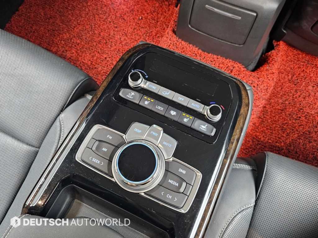 Genesis G90 — photo 16