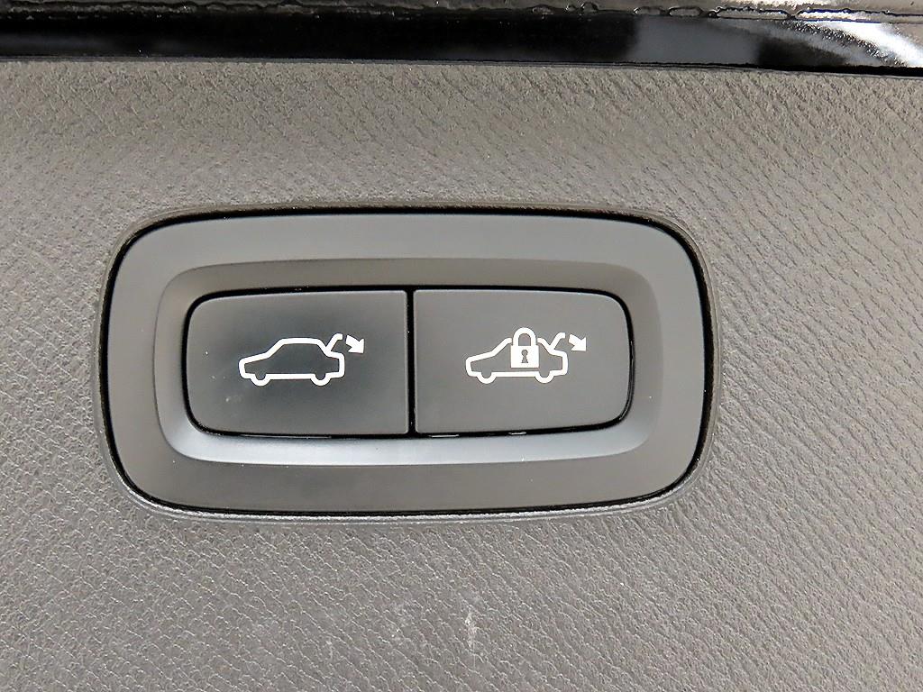 Volvo XC90 — photo 17