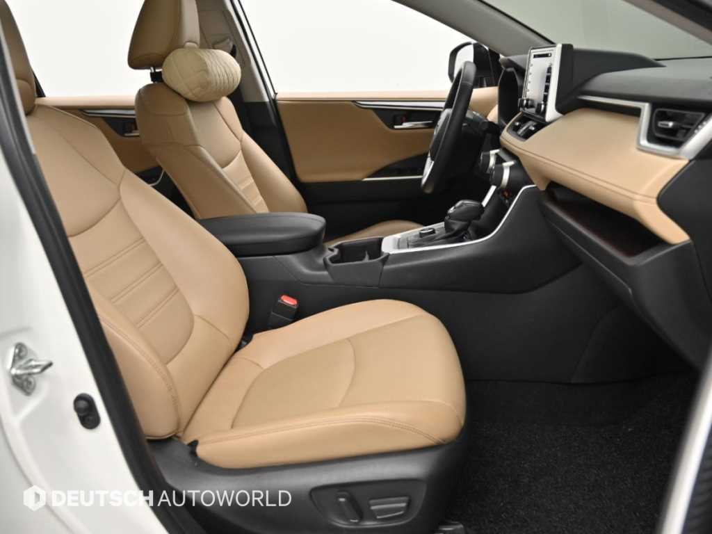 Toyota RAV4 — photo 10