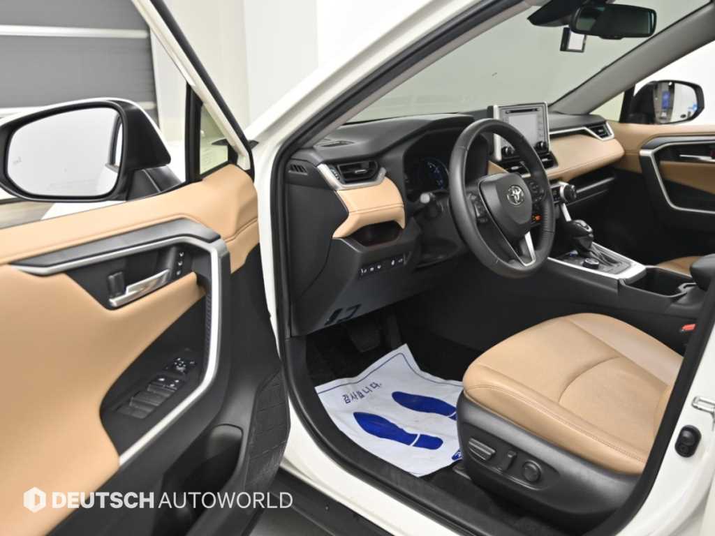 Toyota RAV4 — photo 11