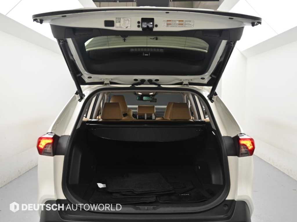 Toyota RAV4 — photo 19