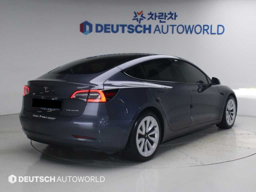 Tesla Model 3 — photo 02