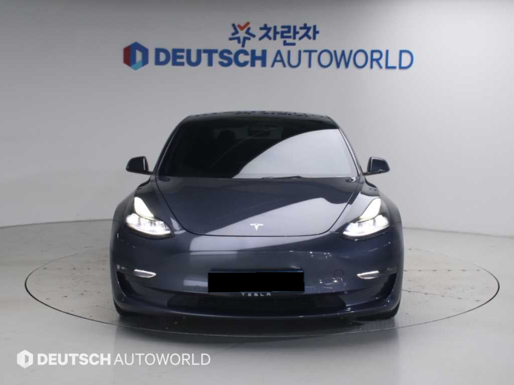Tesla Model 3 — photo 03