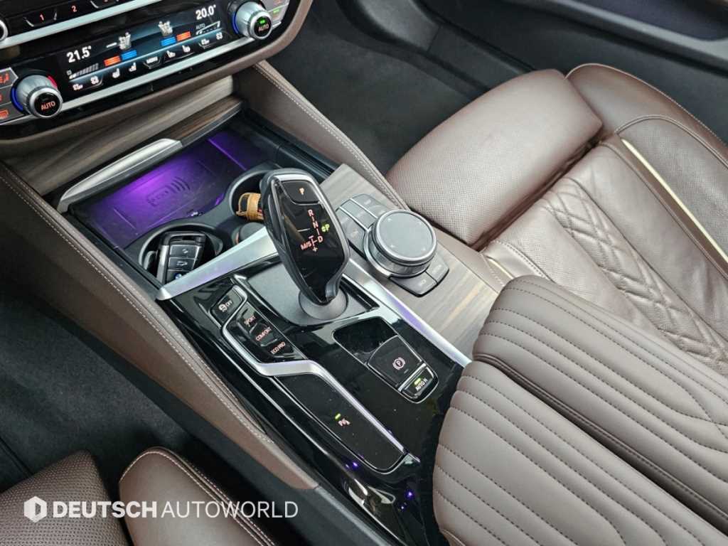 BMW 5-Series — photo 09