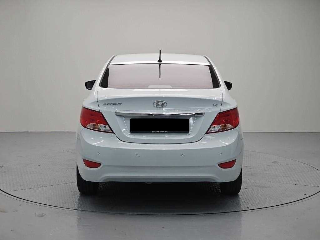Hyundai Accent — photo 03