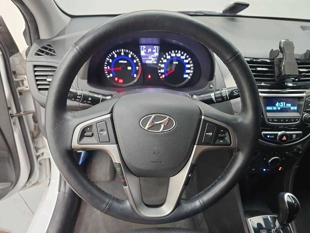 Hyundai Accent — photo 09