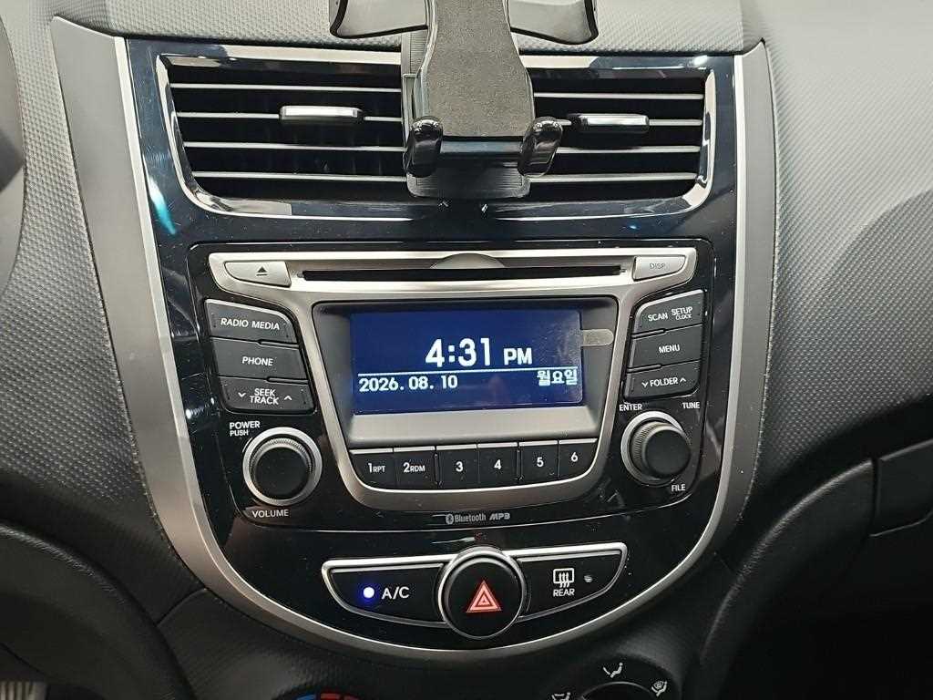 Hyundai Accent — photo 13