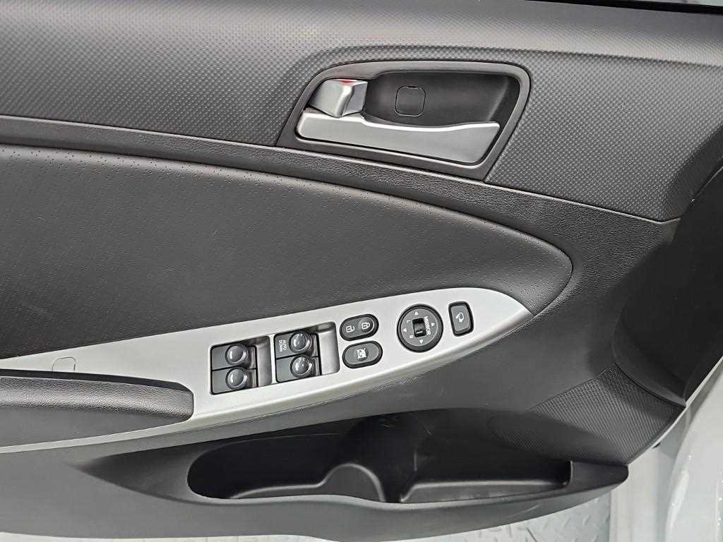 Hyundai Accent — photo 14