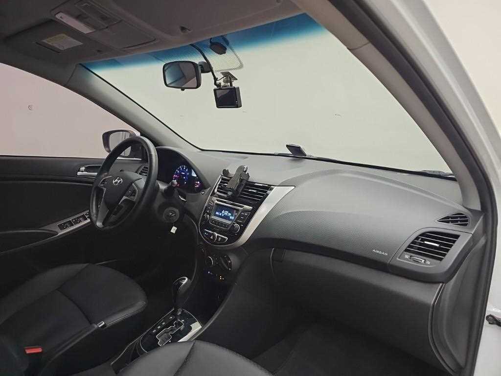 Hyundai Accent — photo 18
