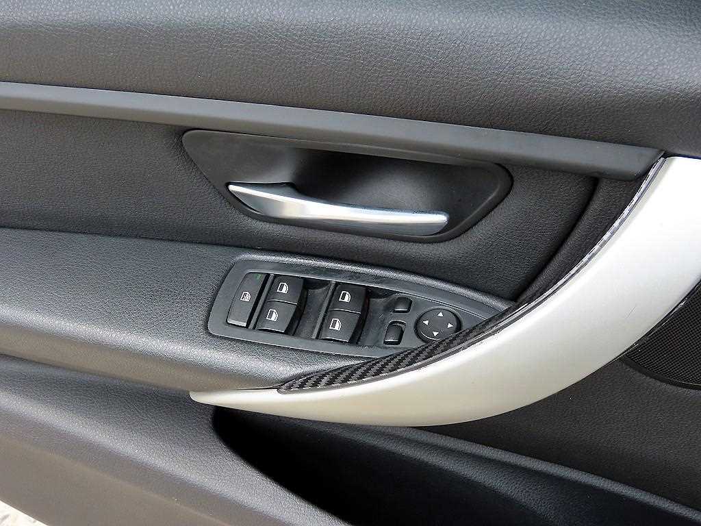 BMW 3-Series — photo 12