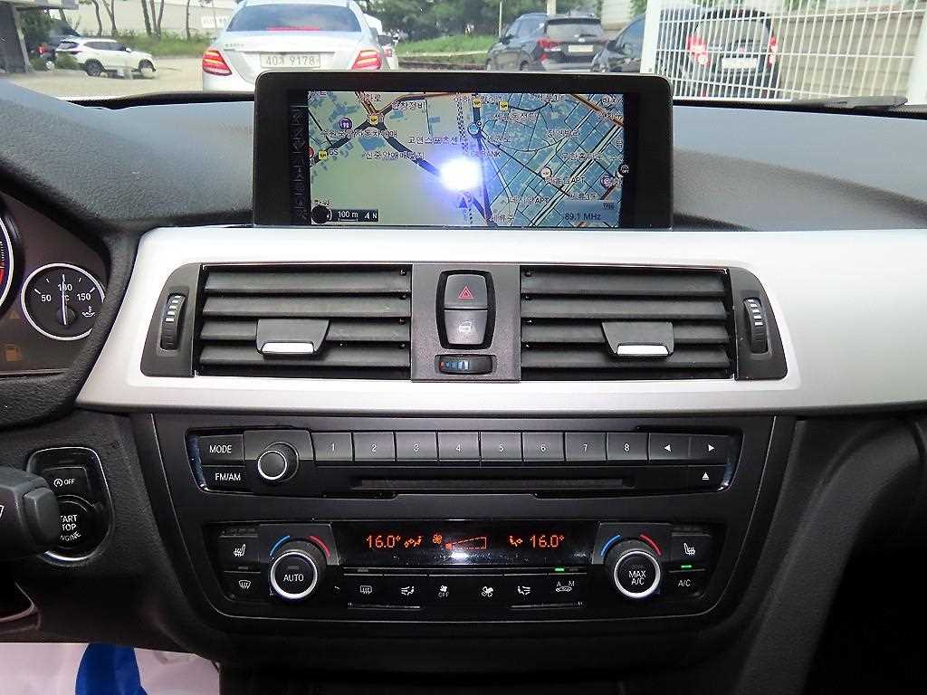 BMW 3-Series — photo 14