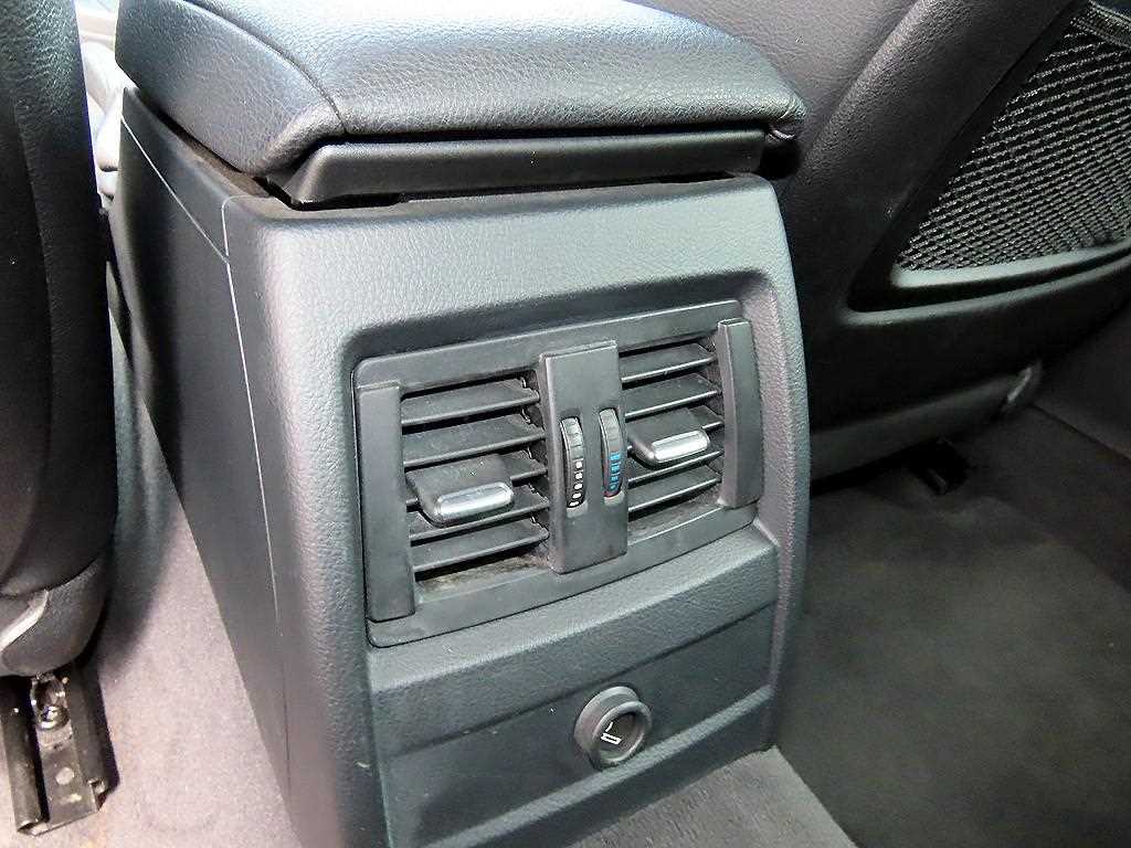BMW 3-Series — photo 16