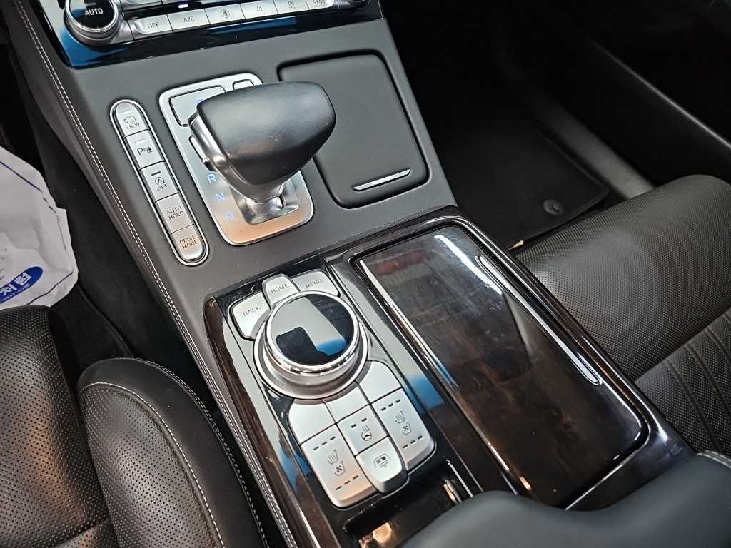 Genesis G90 — photo 08